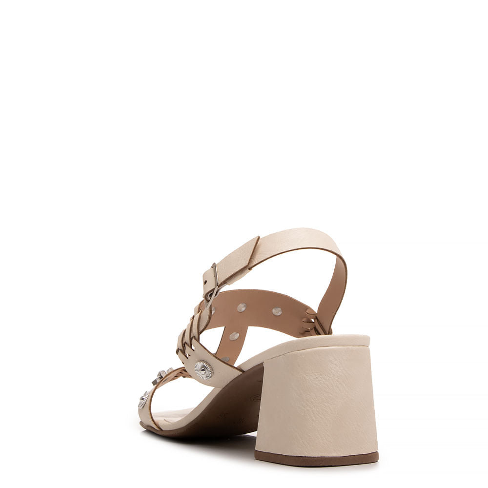 Sandália Off White Enfeites Boho
